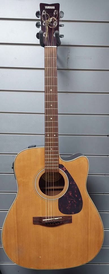 Yamaha FX370C right handed Electric acoustic guitar ** scratches on back ref pic**