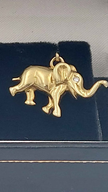 375 9ct yelow gold elephant charm in box 2.0g