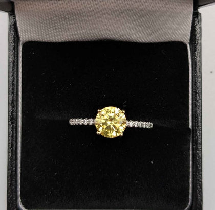 9K WHITE GOLD (375) RING WITH YELLOW STONE, FULLY HALLMARKED. SIZE:P/15, BOXED