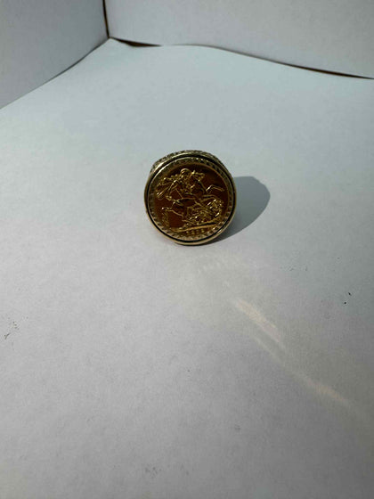 9ct gold ring with full sovereign (size o) (15.71g)