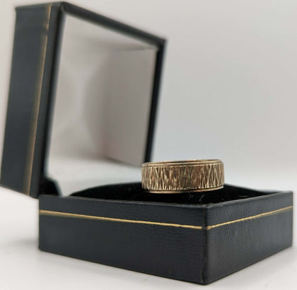 375 HALLMARKED 9CT, YELLOW GOLD, BARK-TEXTURED WEDDING BAND, SIZE:Q, 3.8G, BOXED