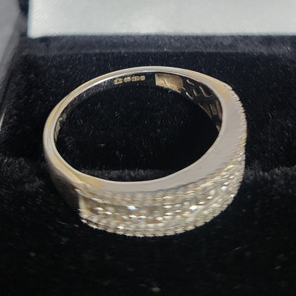 18CT - White Gold Ring with Clear Stones - 2.9g - Size L. Hallmarked