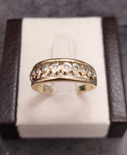 9ct Yellow Gold & Diamond Band Ring - Size T