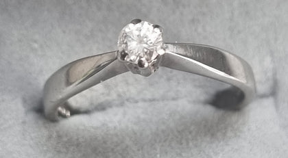 18ct White Gold Diamond Ring Size 