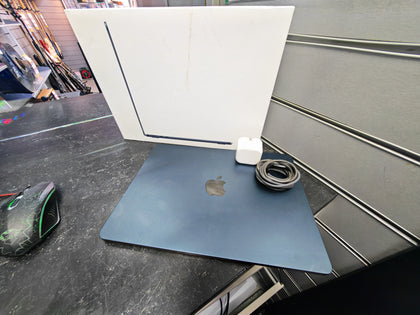 Apple Macbook Air (2022)