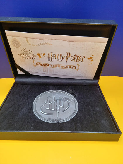 Hogwarts Crest Masterpiece Medallion