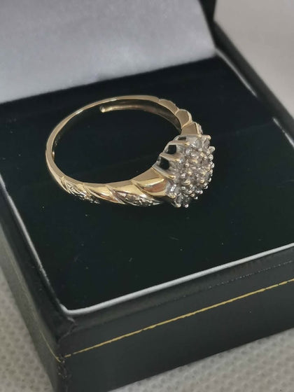 Women's 9Ct Gold Flower ring - size O - 2.2Grams