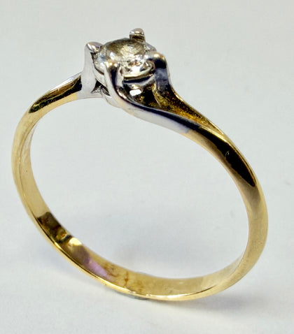 18ct yellow gold solitaire and diamond ring size O 1/2