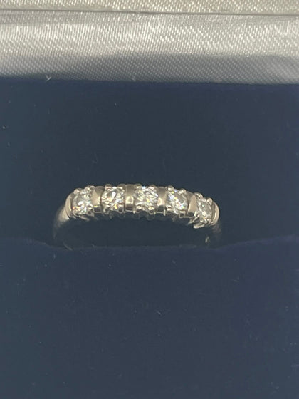 18ct White Gold Ring With Clear Stones - N