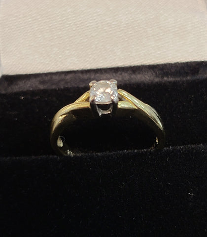 18CT - Yellow Gold Ring With Diamond - Size J - 2.64g