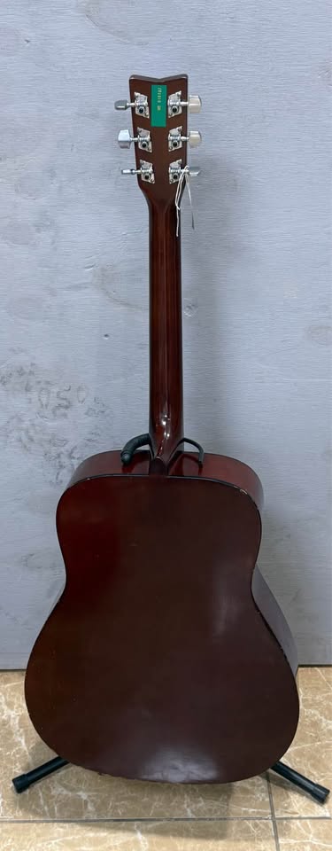 YAMAHA F310 FULL SIZE ACOUSTIC GUITAR NATURAL (SLIGHT DAMAGE ON BOTTOM REF PIC)