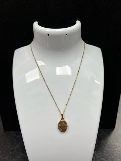 9ct Gold Locket and Chain 2.8g 20