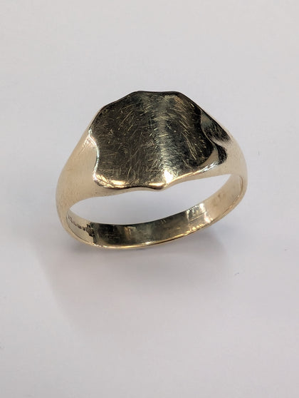 9ct yellow gold signet ring size V