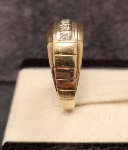 9ct  Yellow Gold & Diamond Mens Ring Size T