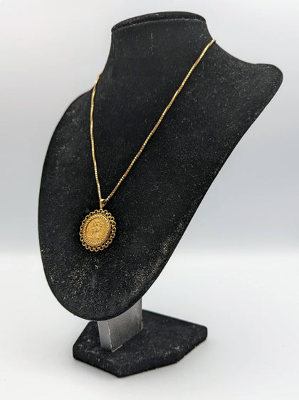 18CT & 9CT YELLOW GOLD HALF SOVEREIGH PENDANT ON CUBBED CHAIN, 16
