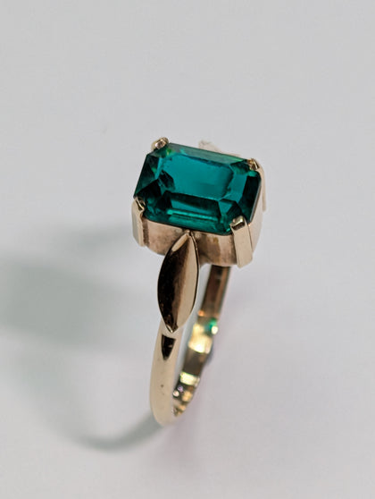 9ct gold ring with large green centre stone