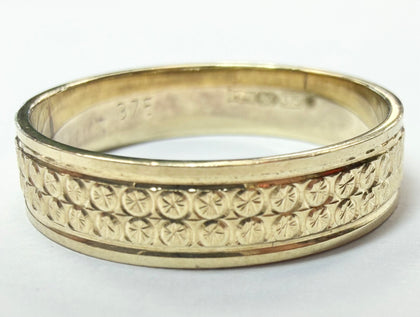 9ct yellow gold/band with pattern ring size N