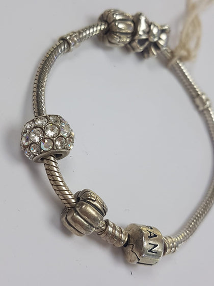 PANDORA BRACELET +4CHARMS 18CM LEYLAND.