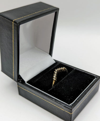 375 9CT YELLOW GOLD RING, 9 STONE TO A POINT DESIGN, SIZE O/7, 1.7G, BOXED