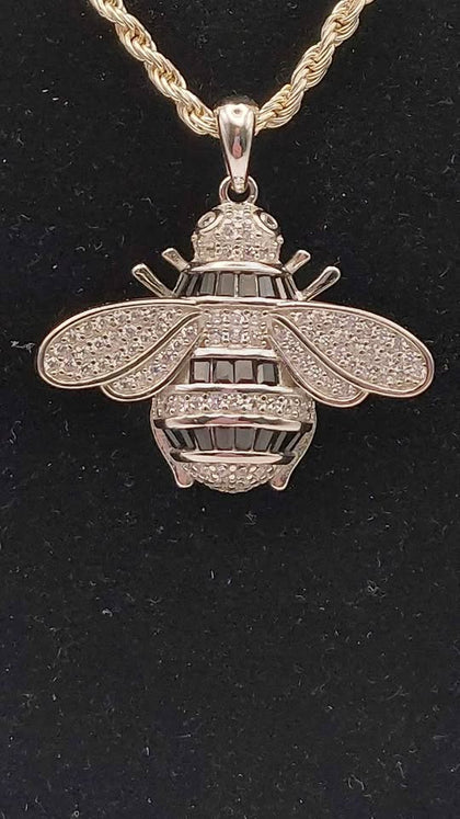 *BRAND NEW* 925 silver necklace with bee pendant 24