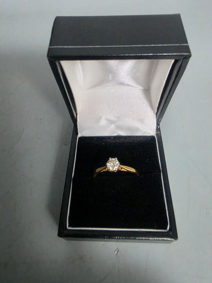 18CT Gold Ring 2.6G 750