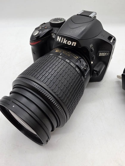 Nikon D3200 w 55-200mm Lens (24 month warranty)