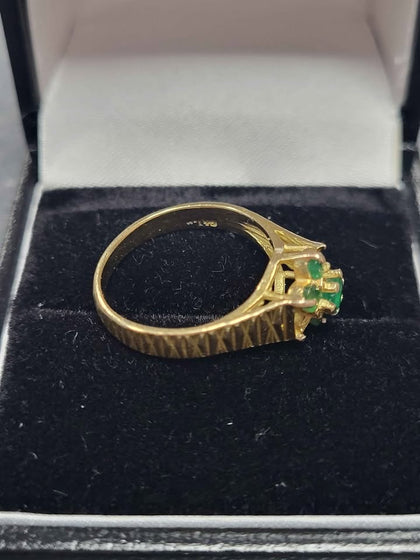 18ct Yellow Gold Ring With Green Stones - 2.89G - Size K