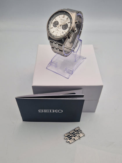 **LIKE NEW** Seiko mens SSB425P1  stainless steel quartz chorograph Watch with all links, papers and box