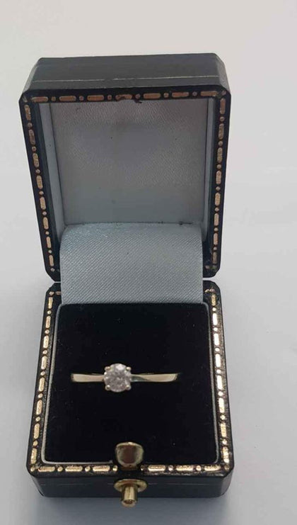 engagement ring 18ct, weight 2.35 ,diamond.