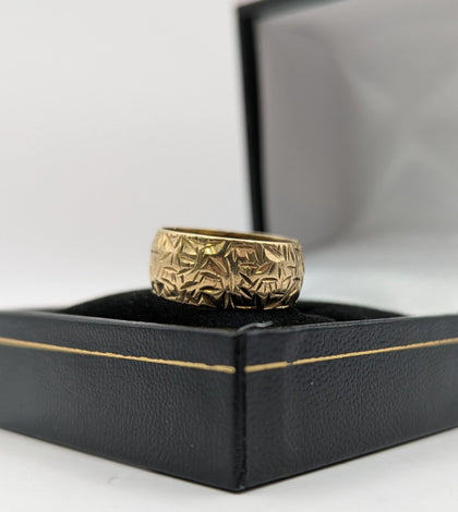 375 9CT Yellow Gold Ring, Thick Band W/Engraving design, Size 5/K, 4.1g