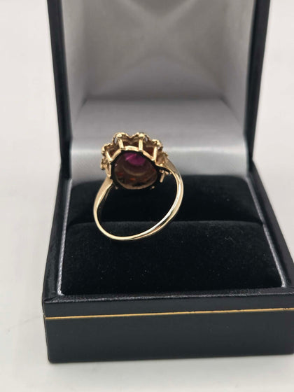 9k Hallmarked gold ring , red stone flower - 3.7 grams size o