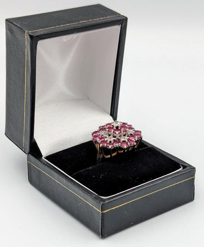 375 9CT YELLOW GOLD RING W/ RED& CLEAR STONES, SIZE 7.5, 4.97G