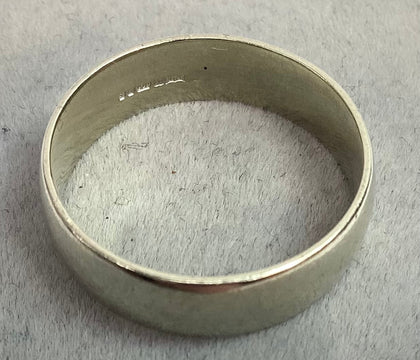 9CT White Gold Ring “Q”