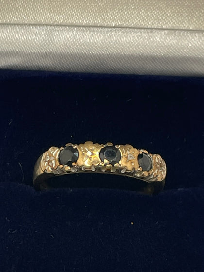 9ct Gold Ring With Black Stones - Q