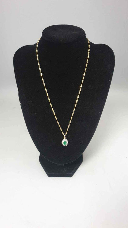 9CT GOLD CHAIN WITH 9CT GREEN STONE PENDANT.
