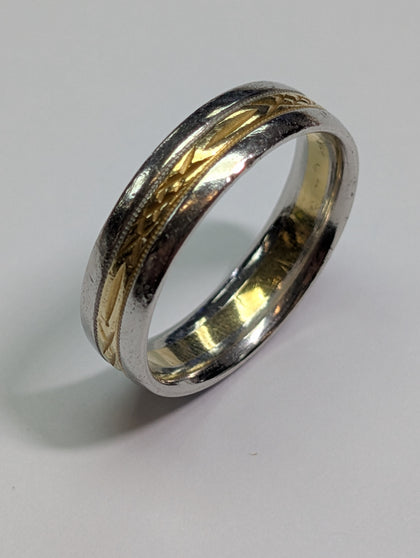 18CT Gold & Platinum 2 Tone Patterned Ring Size T 1/2