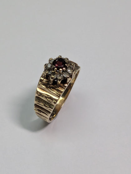 9CT GOLD  RING WITH RED CENTRE STONE PRESTON STORE