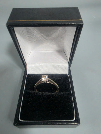18ct White Gold 3.6g 750 SIZE Q