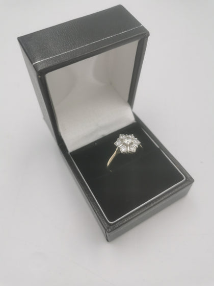 9CT Gold Daisy Cluster Ring, Cubic Zirconia Stones. 2.4Grams, Size: O - Boxed