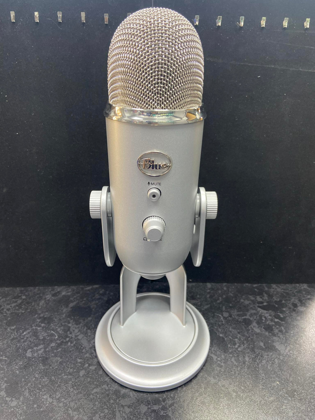 Blue Yeti Silver USB Microphone | Cash Generator