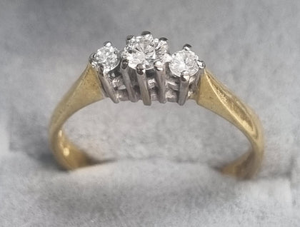 18ct Gold Diamond Ring Size 