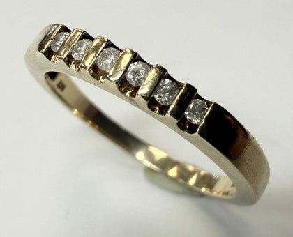 9ct yellow gold ring with diamonds size O 1/2