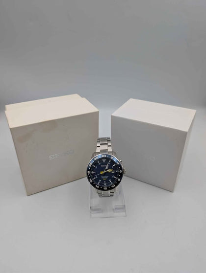 SEIKO Sportura Kinetic GMT 5M85-0AA0 Silver Blue Dial Men's Watch - Boxed With Steel Bracelet