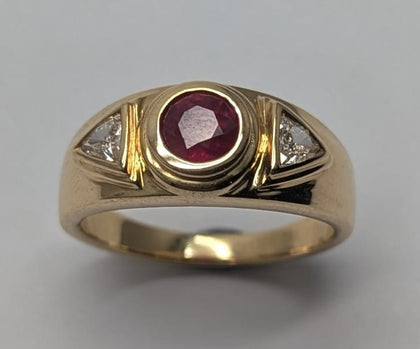 18ct Gold 0.62ct Ruby and Diamond Ring Three Stone Ring  Set- Size K (RRP £3800).