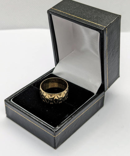 375 9CT HALLMARKED, BAND WITH FULL ENGRAVINGS, SIZE N/6.5, 4.3G, BOXED