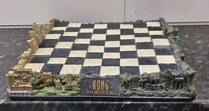AX filmwelt-shop  King Kong Deluxe Chess Set - Limited Edition