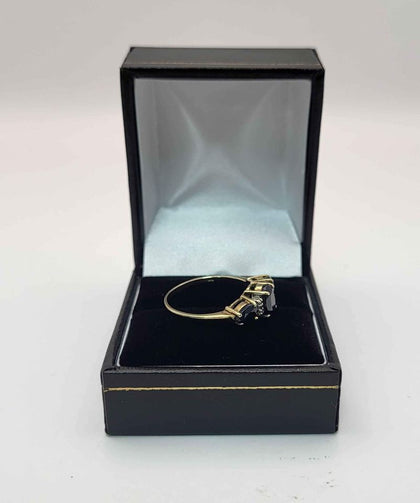 9CT - Yellow Gold Ring with 3 Black stones - Size O. Hallmarked