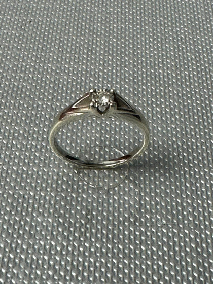 Ladies 9ct White Gold Ring with Stone.