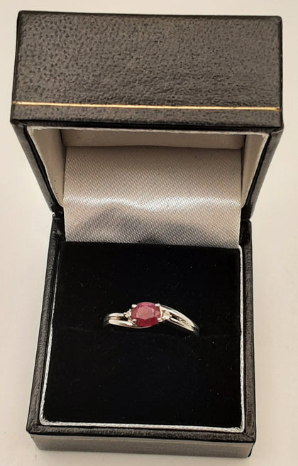 9ct gold ring with red stone