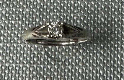 Ladies 9ct White Gold Ring with Stone.